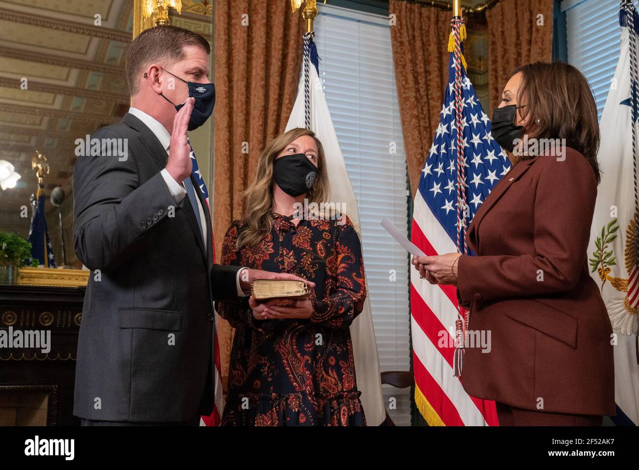 Il Vice Presidente degli Stati Uniti Kamala Harris giura a Marty Walsh come Segretario del lavoro, mentre il suo partner Lorrie Higgins detiene la Bibbia nel Eisenhower Executive Office Building a Washington, Stati Uniti, 23 marzo 2021. Credit: Ken Cedeno/Pool via CNP | utilizzo in tutto il mondo Foto Stock