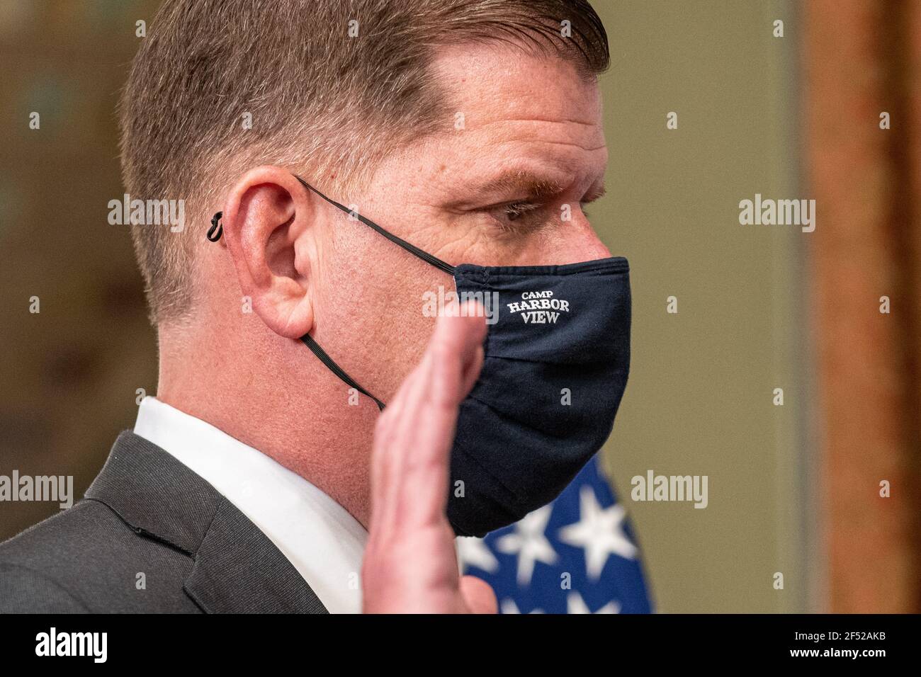 Il Vice Presidente degli Stati Uniti Kamala Harris giura Marty Walsh come Segretario del lavoro nell'Eisenhower Executive Office Building di Washington, Stati Uniti, 23 marzo 2021. Credit: Ken Cedeno/Pool via CNP | utilizzo in tutto il mondo Foto Stock