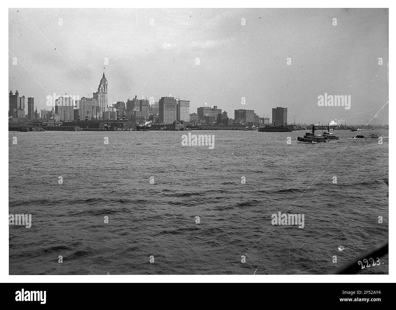 New York / USA: Skyline dall'acqua. Vista dall'acqua sullo skyline e sul porto della metropoli Foto Stock