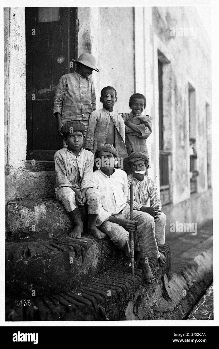 Kingston (Giamaica). Gruppo di bambini sulle scale di ingresso di una casa Foto Stock