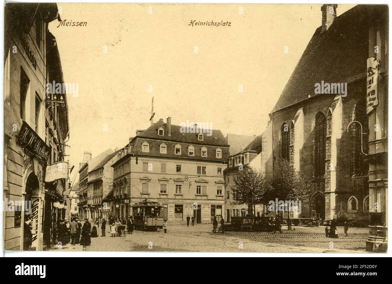 Heinrichsplatz con tram - Chiesa francescana Meissen. Heinrichsplatz con tram - Chiesa Francescana Foto Stock