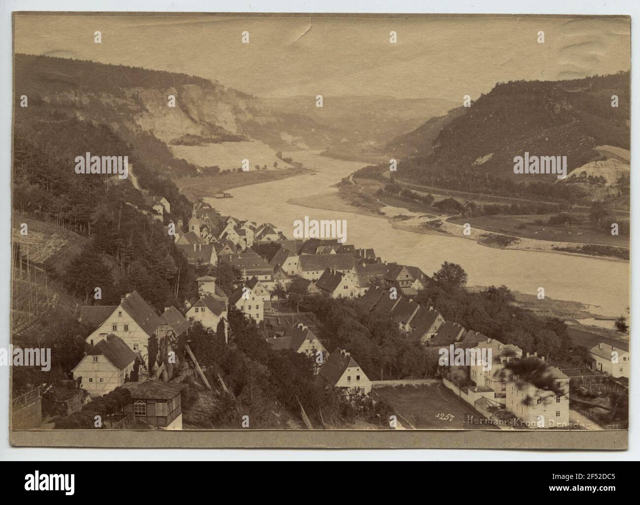 Città di muro. Vista dall'elba di Hausberg verso l'alto sul luogo e le pause bianche Foto Stock