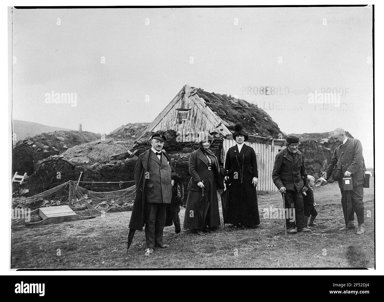 Akureyri (Islanda). Turisti con gente del posto di fronte ad un pescatore di pesca schiacciato sulla città Foto Stock
