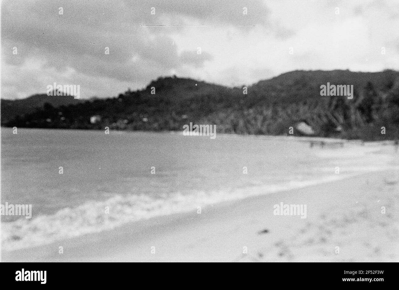 Foto di viaggio Caraibi. Trinidad. Paesaggio costiero con spiaggia e montagne Foto Stock