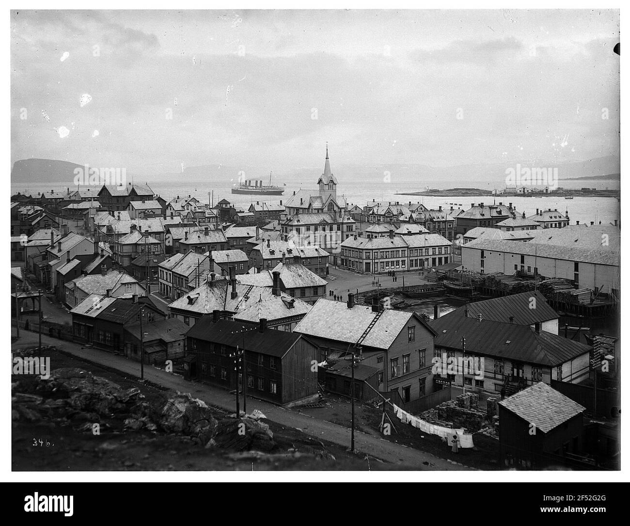 Festa del martello. Vista sul quartiere con chiesa. Vista sul porto con il vaporetto "Victoria Luise" per passeggeri in alto mare Foto Stock