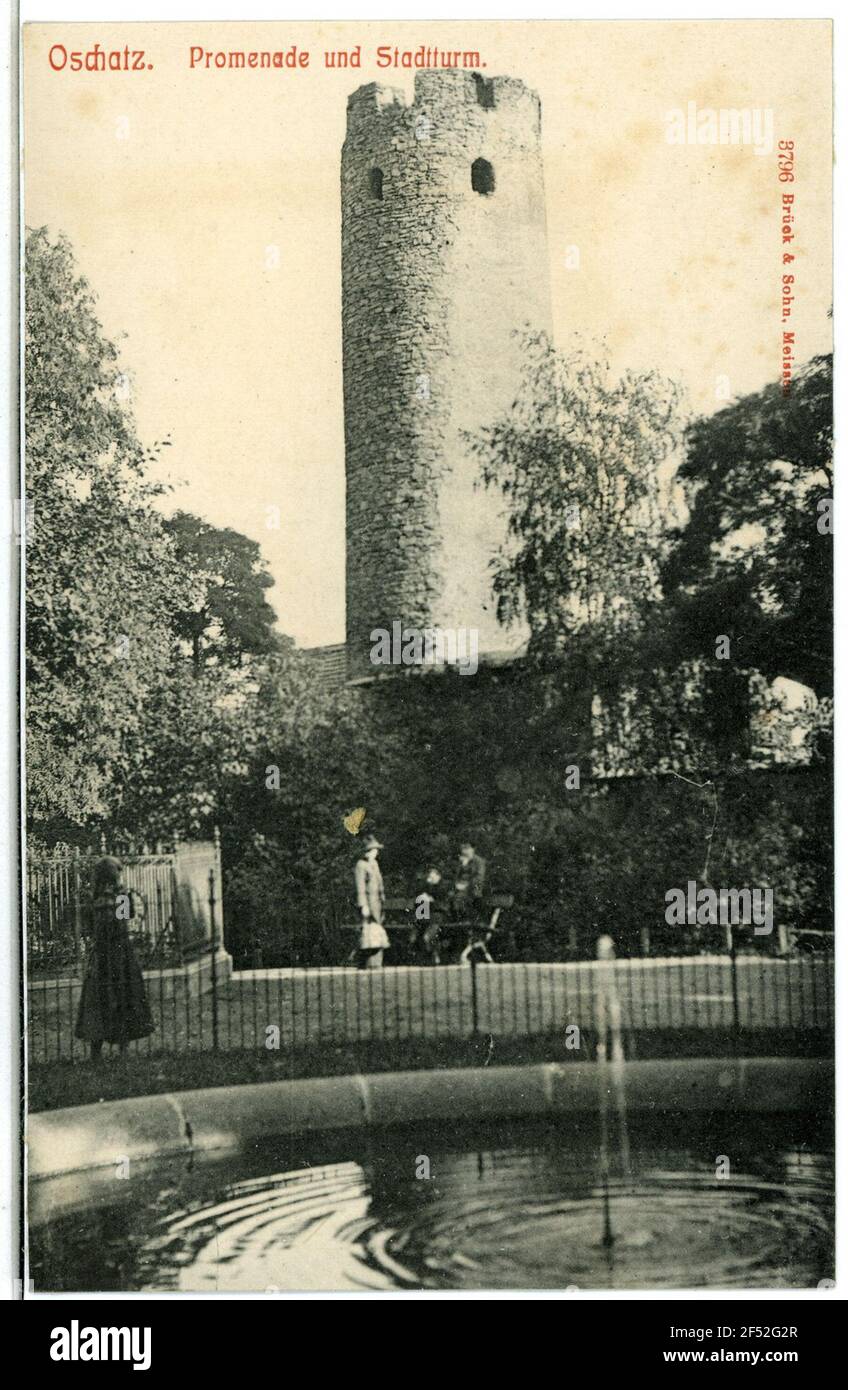 Passeggiata con monumento di guerra e la torre della città Oschatz. Passeggiata con monumento di guerra e torre della città Foto Stock Passeggiata con monumento di guerra e la torre della città Oschatz. Passeggiata con monumento di guerra e torre della città Foto Stock