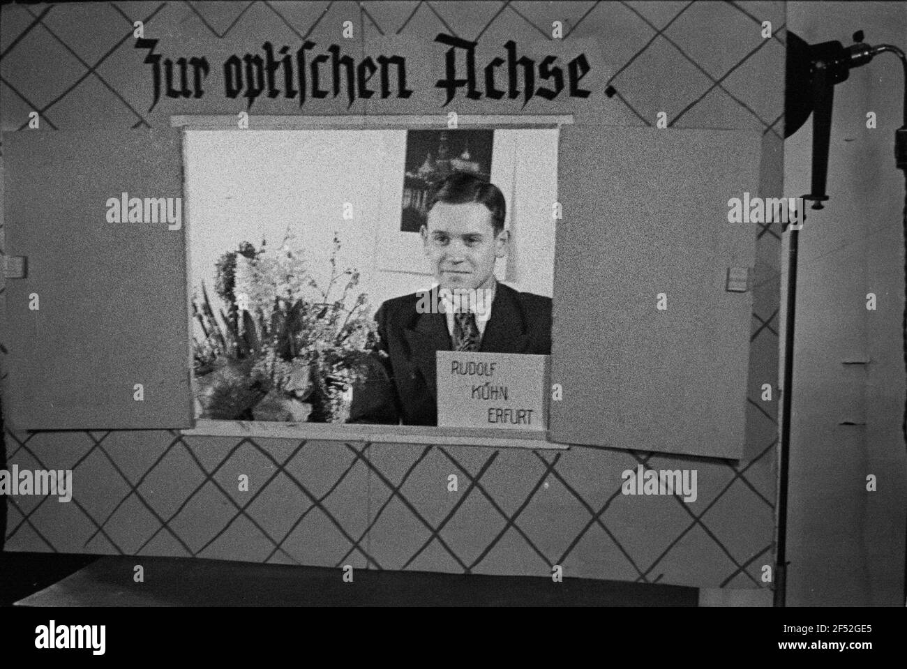 Sull'asse ottico. Serie di ritratti, magari da parte dei partecipanti di un corso, in una finestra. Vista con Rudolf Kohn da Erfurt Foto Stock