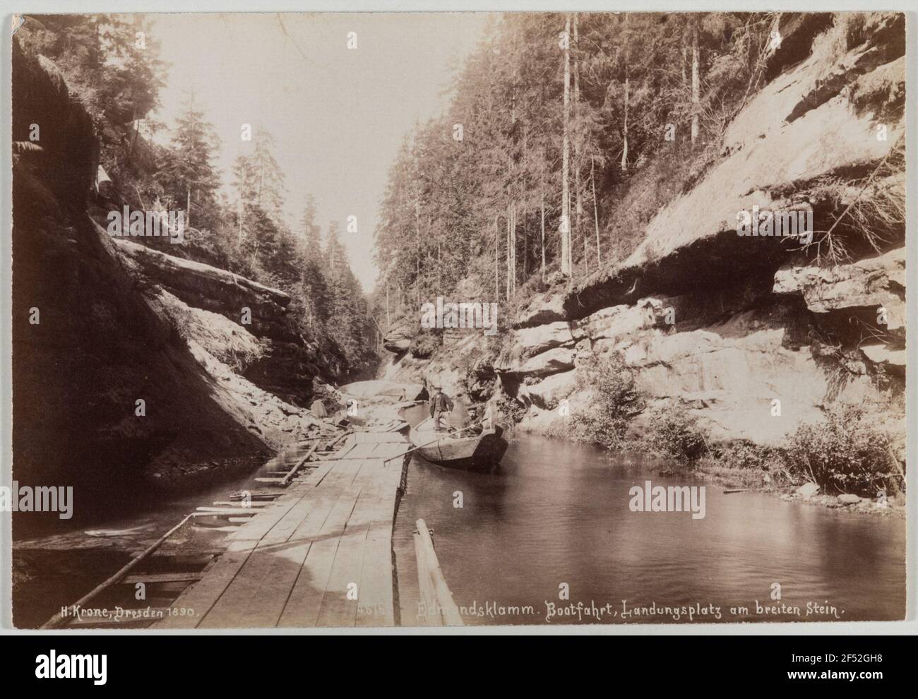 Svizzera bohémien. Edmundsklamm (Edmundova Soutěska) con gita in barca e atterraggio sulla pietra. Fotografia di Hermann Krone (Cabinet: Carta albumina con scritta negativa, a filo su entrambi i lati con carta nera laminato cartone). 1890 Foto Stock