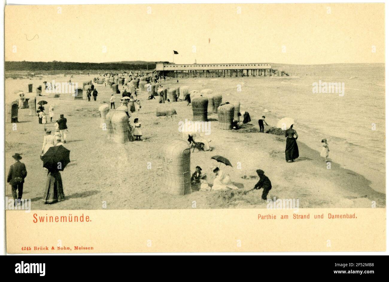 Sulla spiaggia e bagno donna Swinemünde. Sulla spiaggia e bagno per le donne Foto Stock