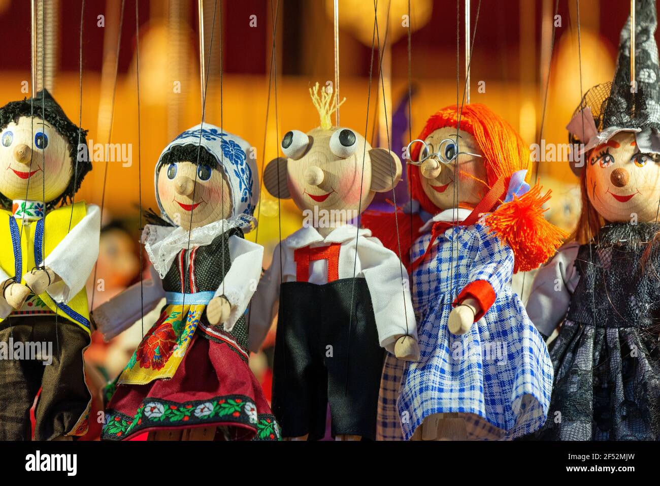 Tradizionali marionette e marionette in legno fatte a mano in vendita a praga come souvenir, Praga, Repubblica Ceca. Foto Stock