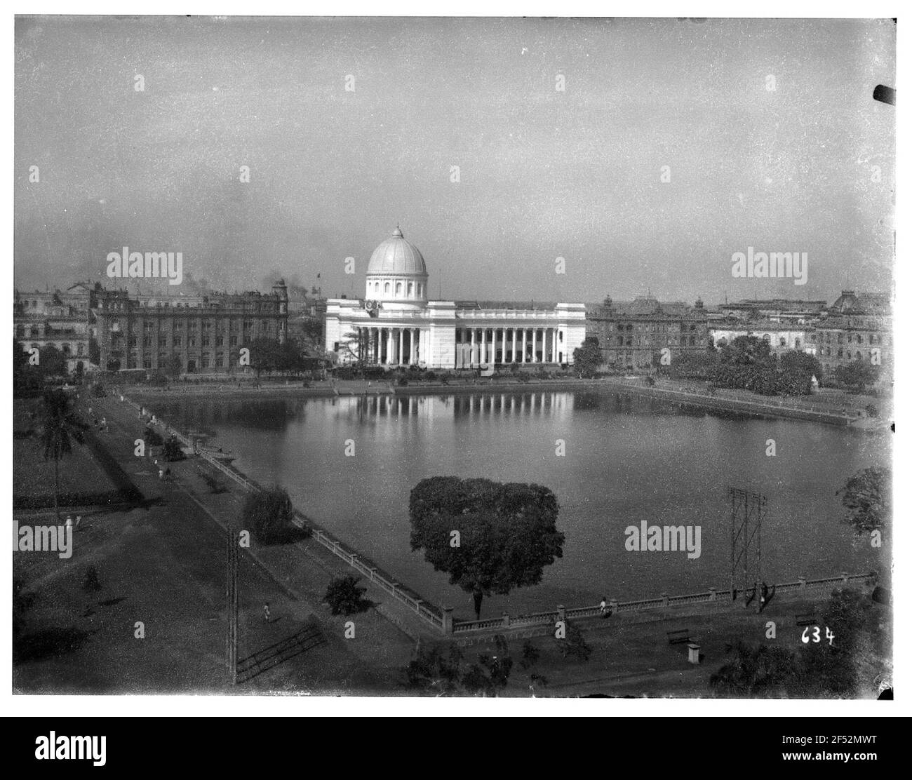 Calcutta (India). Vista su Dalhousie Square con posta principale, Writers Building e altri edifici coloniali della città Foto Stock