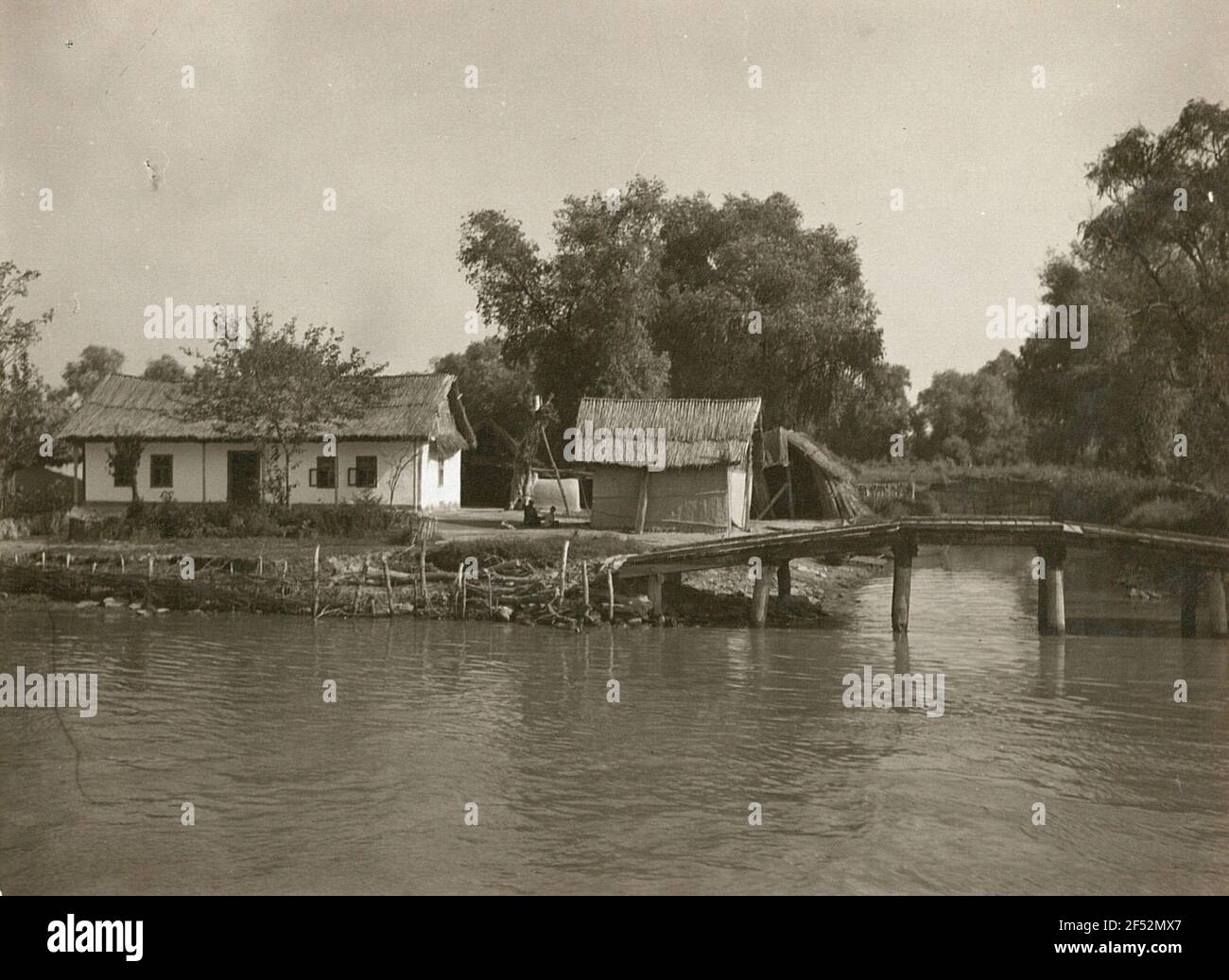 Romania. Sulina. Paesaggio paludoso all'aperto con casa di pesca Foto Stock
