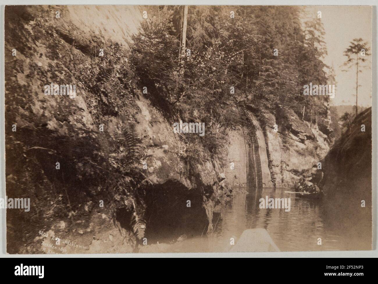 Svizzera bohémien. Edmundsklamm (Edmundova Soutěska) con gita in barca. Vista da una barca. Fotografia di Hermann Krone (Cabinet: Carta albumina con scritta negativa, a filo su entrambi i lati con carta nera laminato cartone). 1890 Foto Stock