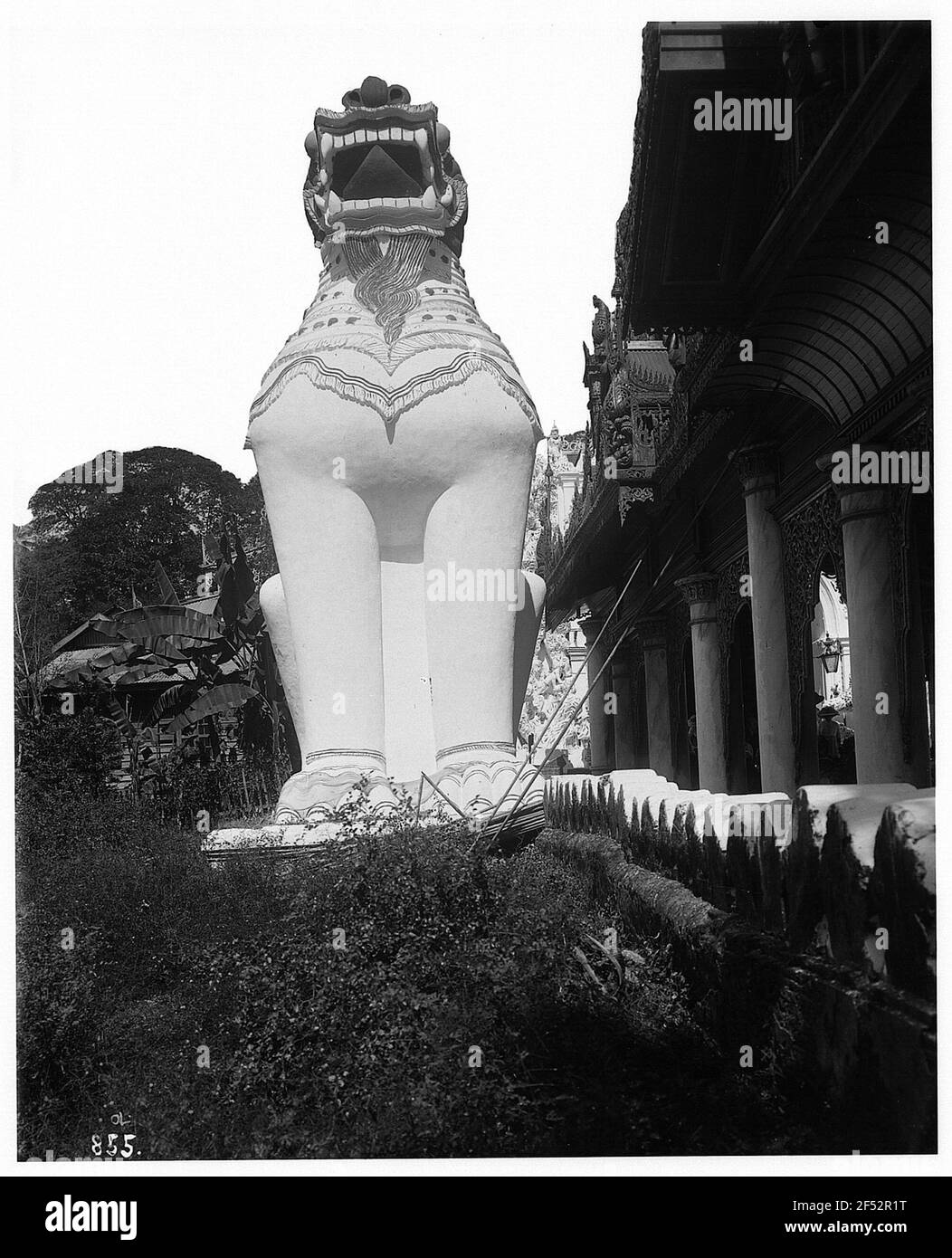 Rangonn, Birmania. Statua del Leone in una pagoda Foto Stock