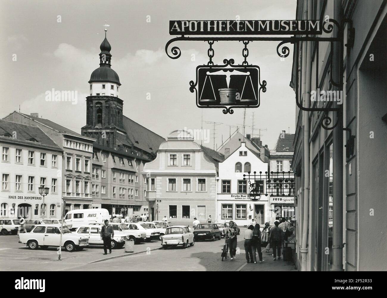 Cottbus. Vecchio mercato. Vista dal museo della farmacia a nord-est contro la torre di Oberkirche San Nikolai Foto Stock