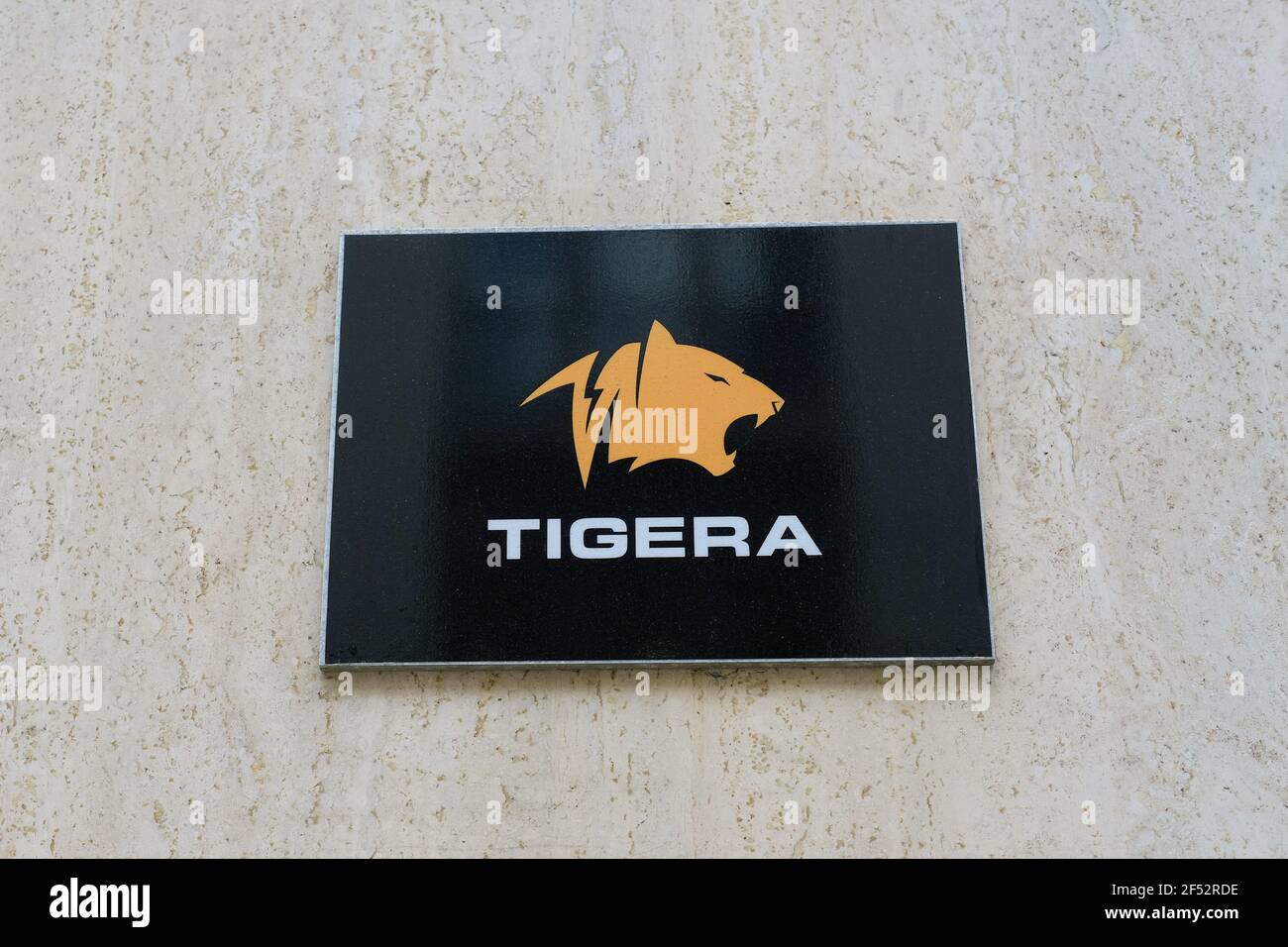 Firma e logo per Tigera, inventore dell'open source Calico, un programma di sicurezza per reti e reti, fuori dalla sede centrale di San Francisco, California. Foto Stock