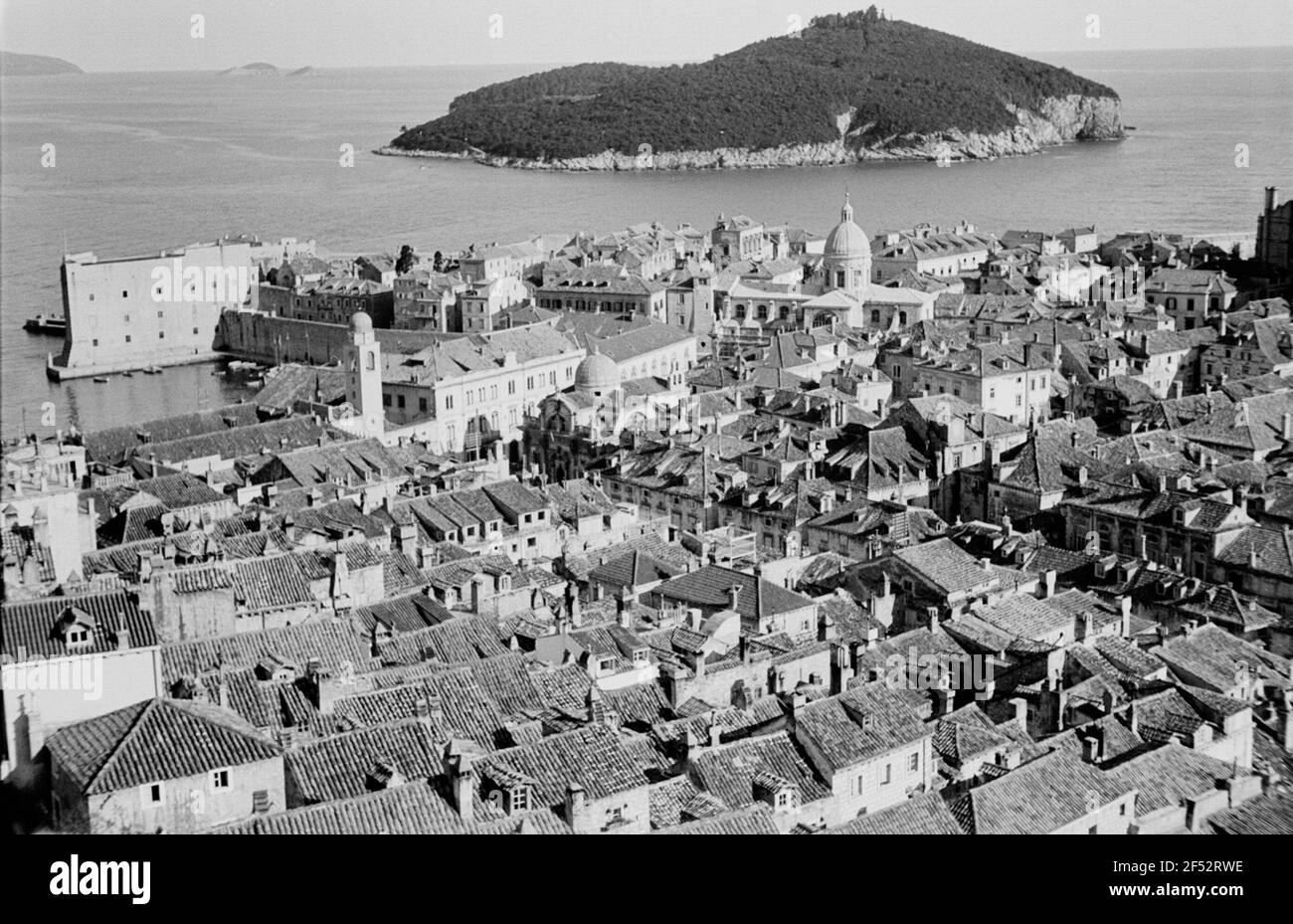 Foto di viaggio Croazia. Dubrovnik (Ragusa). Città vecchia con la cattedrale di San Blasio. Vista sull'isola di Otok Lokrum Foto Stock