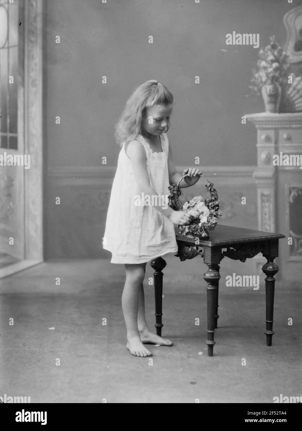 Bambino con cesto di fiori Foto Stock