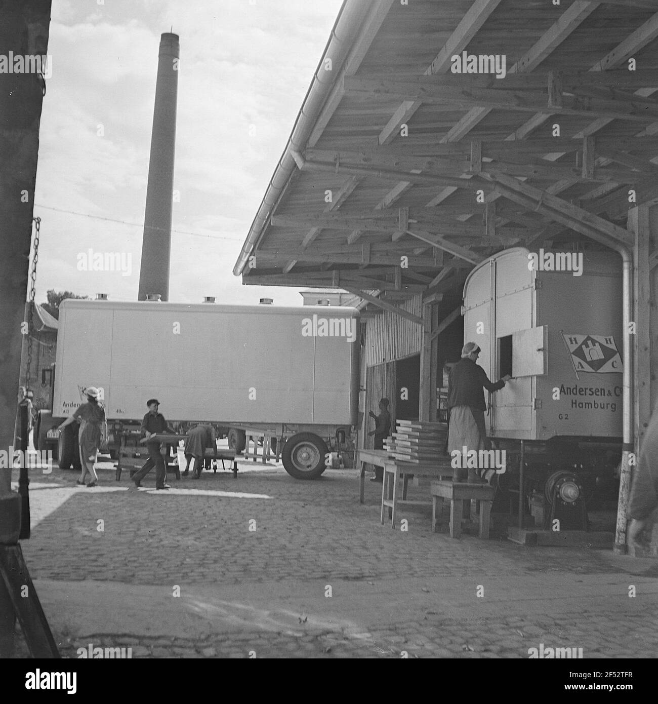 Konservenfabrik Gifhorn, lamiere con piselli di tenuta sono fornite da un dipendente in un sostenitore della società di Amburgo Andersen and Co. Foto Stock