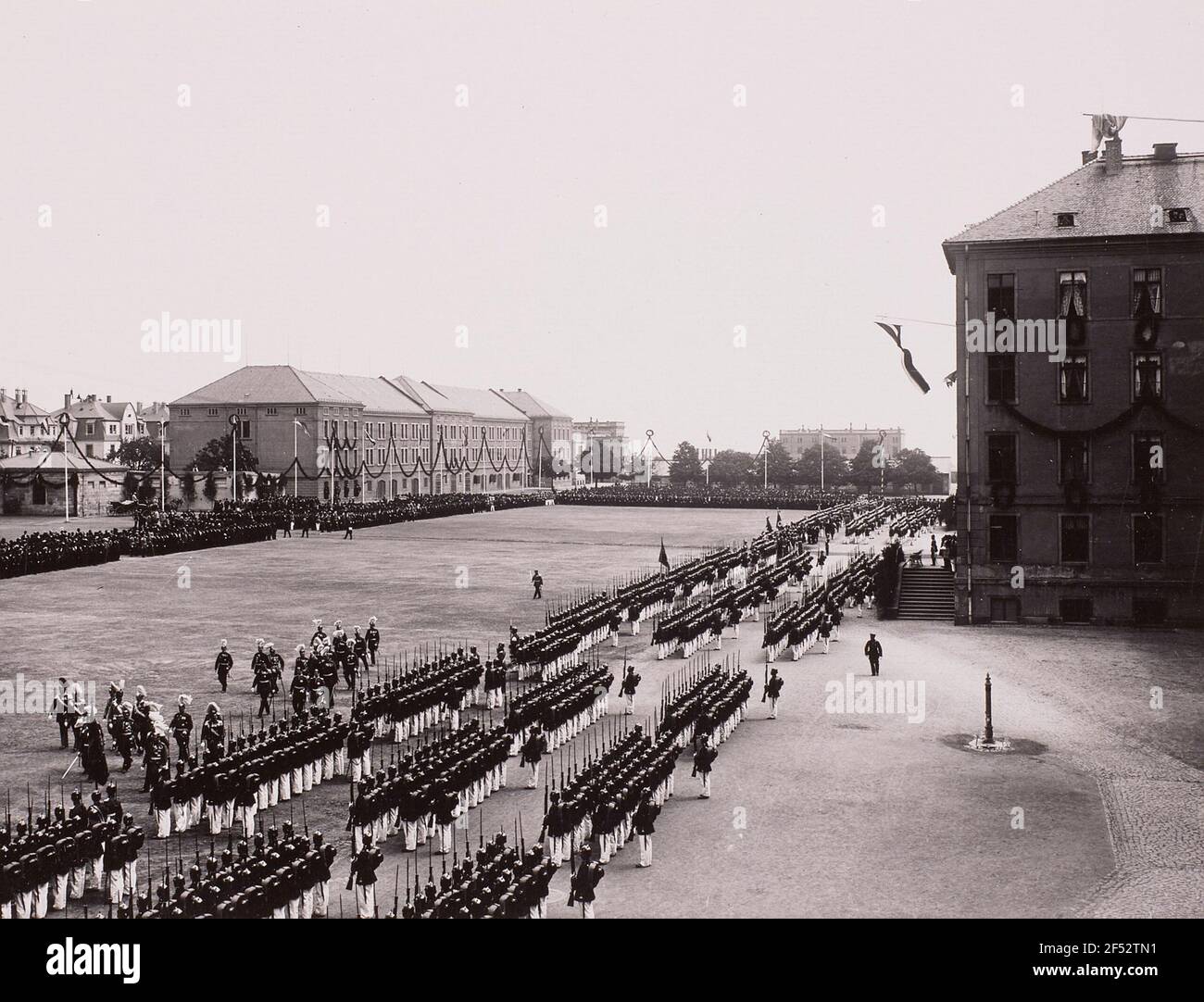 Friedrich agosto III, re di Sassonia, e il Granduca Friedrich II di Baden visitando il Reggimento di Fanteria n. 103 dell'Esercito reale Sassone nella caserma di Re-Alberto a Bautzen il 17.10.1908 Foto Stock