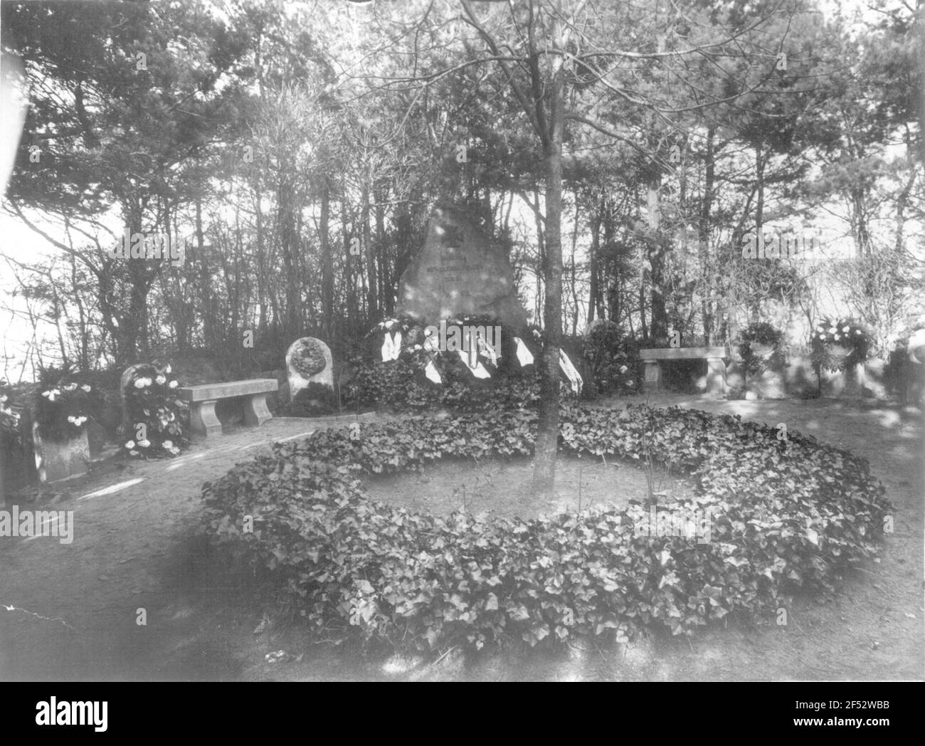 Groß Zickner (Isola Rügen). Cimitero degli eroi con pietra commemorativa per i caduti della prima guerra mondiale Foto Stock