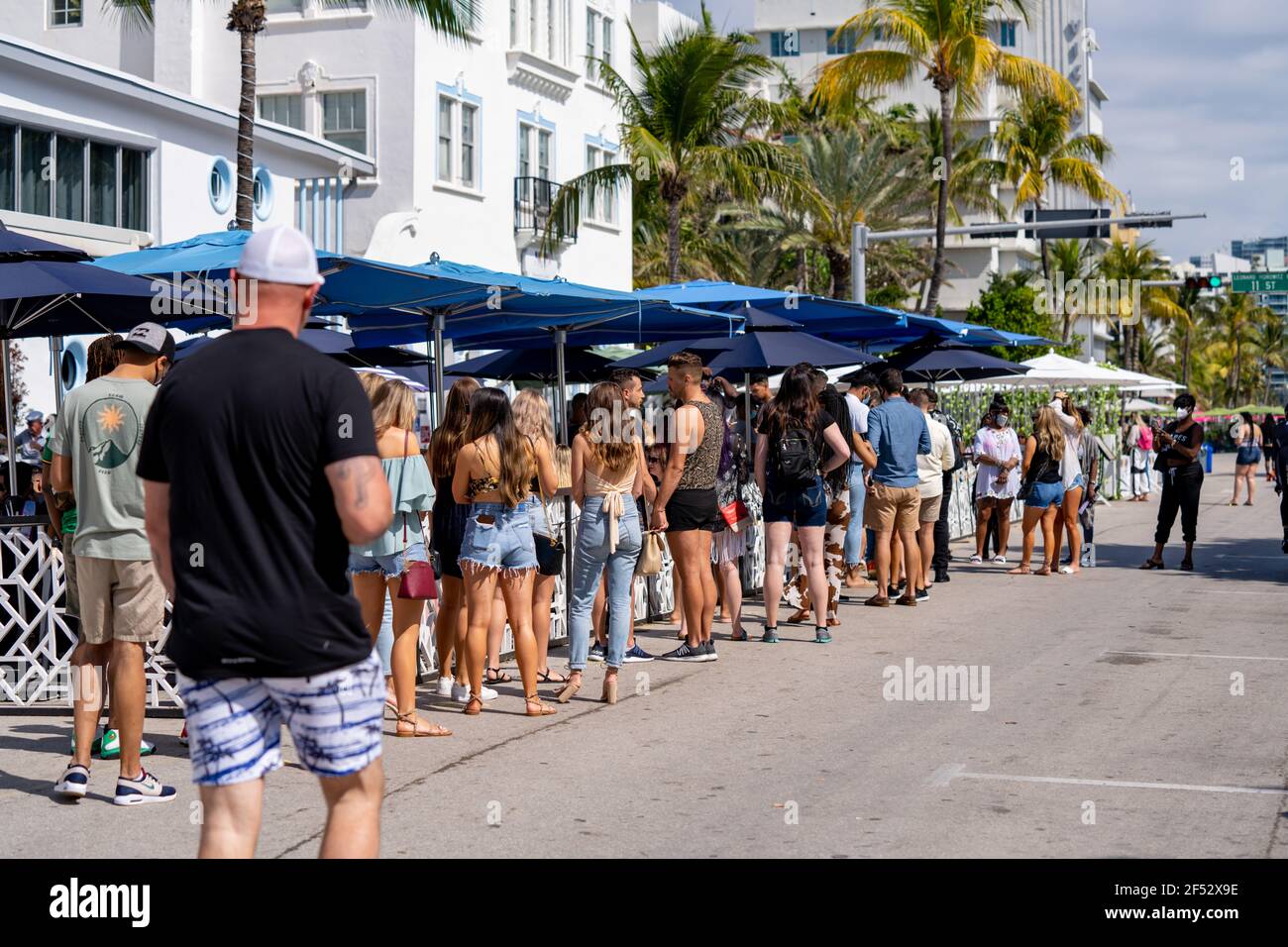 Linee in attesa di accesso al Palace Miami Beach Ocean Guida Foto Stock