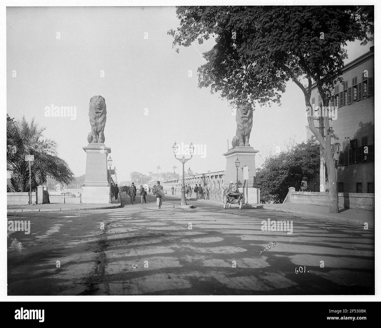 Cairo, Egitto. PONTE QASR-al-Nile (ponte Khedive Ismail, 1872) con sculture di leoni su colonne sulle teste del ponte, West End Foto Stock