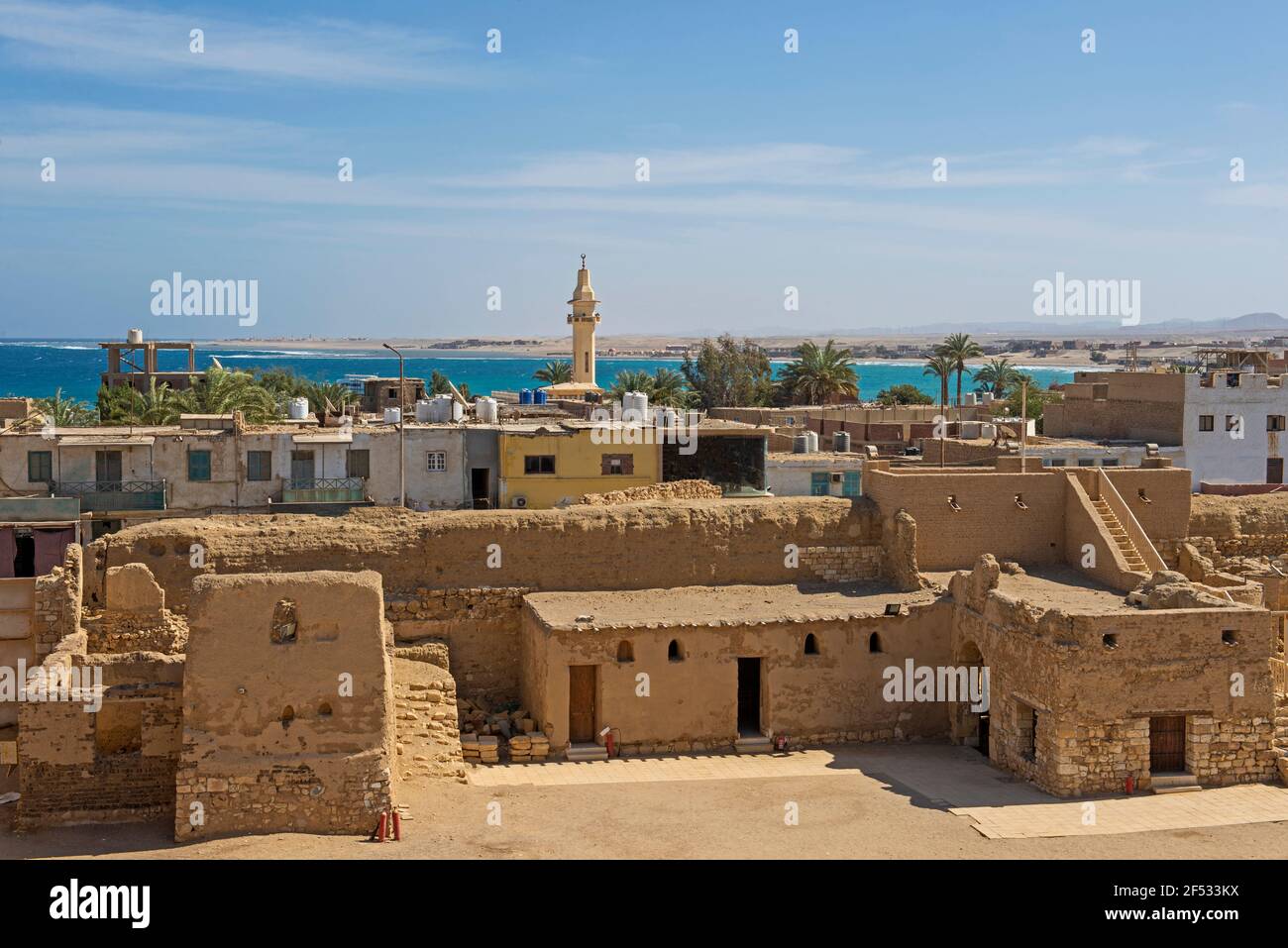 Antico forte ottomano nella tradizionale vecchia città egiziana di El Quseir sulla costa del Mar Rosso con vista sul mare Foto Stock