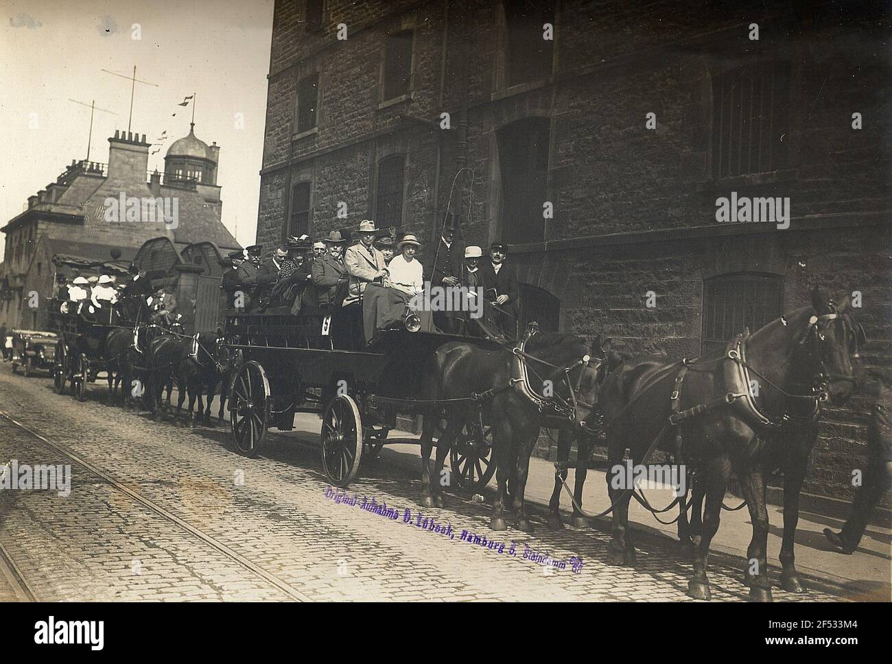 Edimburgo, Scozia. Turisti Hapag nella piazza durante un giro in carrozza attraverso la città Foto Stock