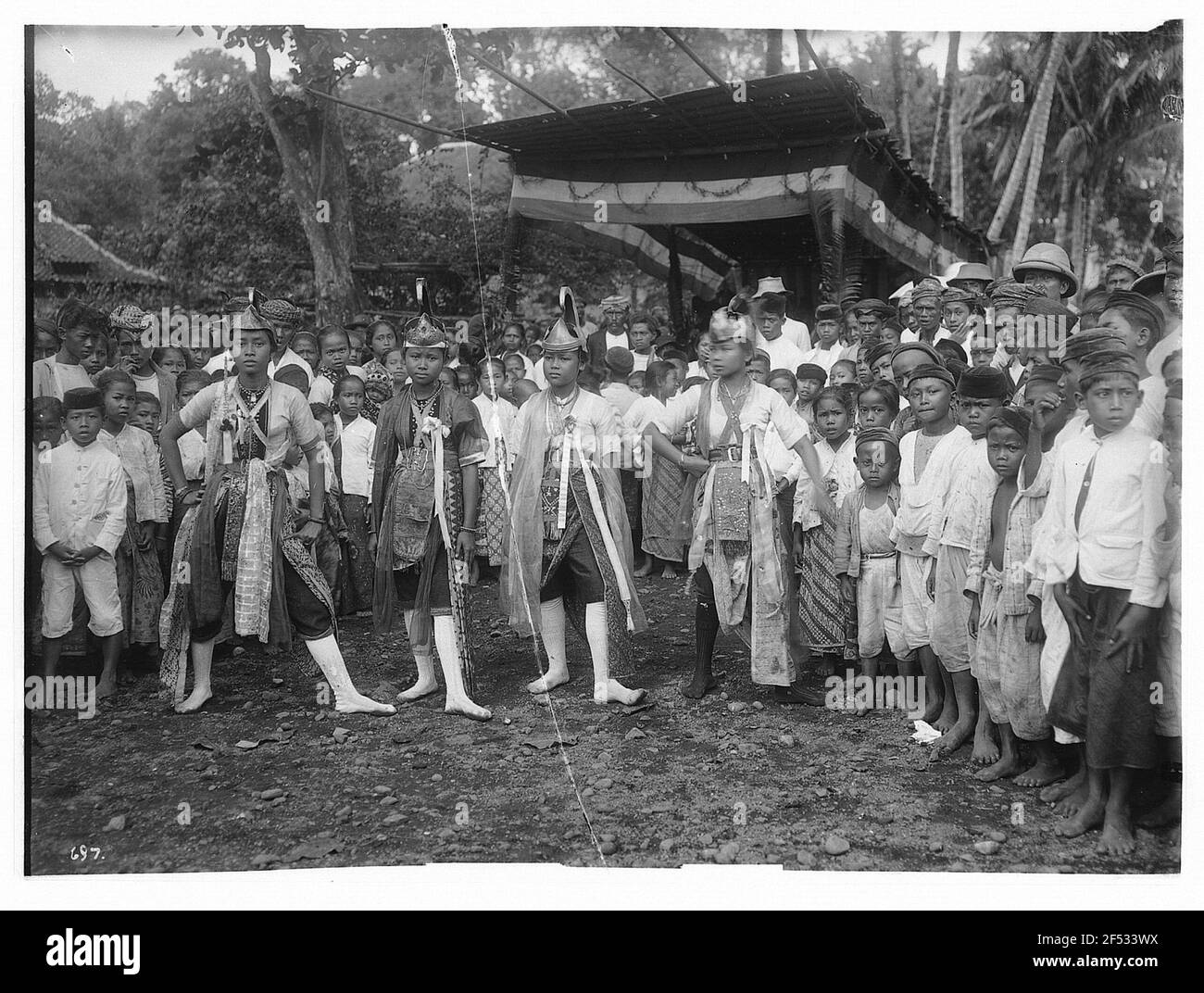 Batavia (Giacarta), Indonesia. Attrici giavanesi (in posa) di fronte al pubblico locale e turisti Hapag in occasione di una rappresentazione di Wayang Wong (gioco d'ombra senza maschere) Foto Stock