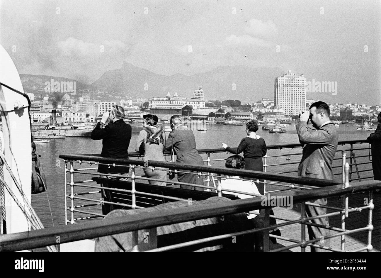 Foto di viaggio Brasile. Ingresso della nave passeggeri Cap Arcona a Rio de Janeiro. Vista sulla città Foto Stock