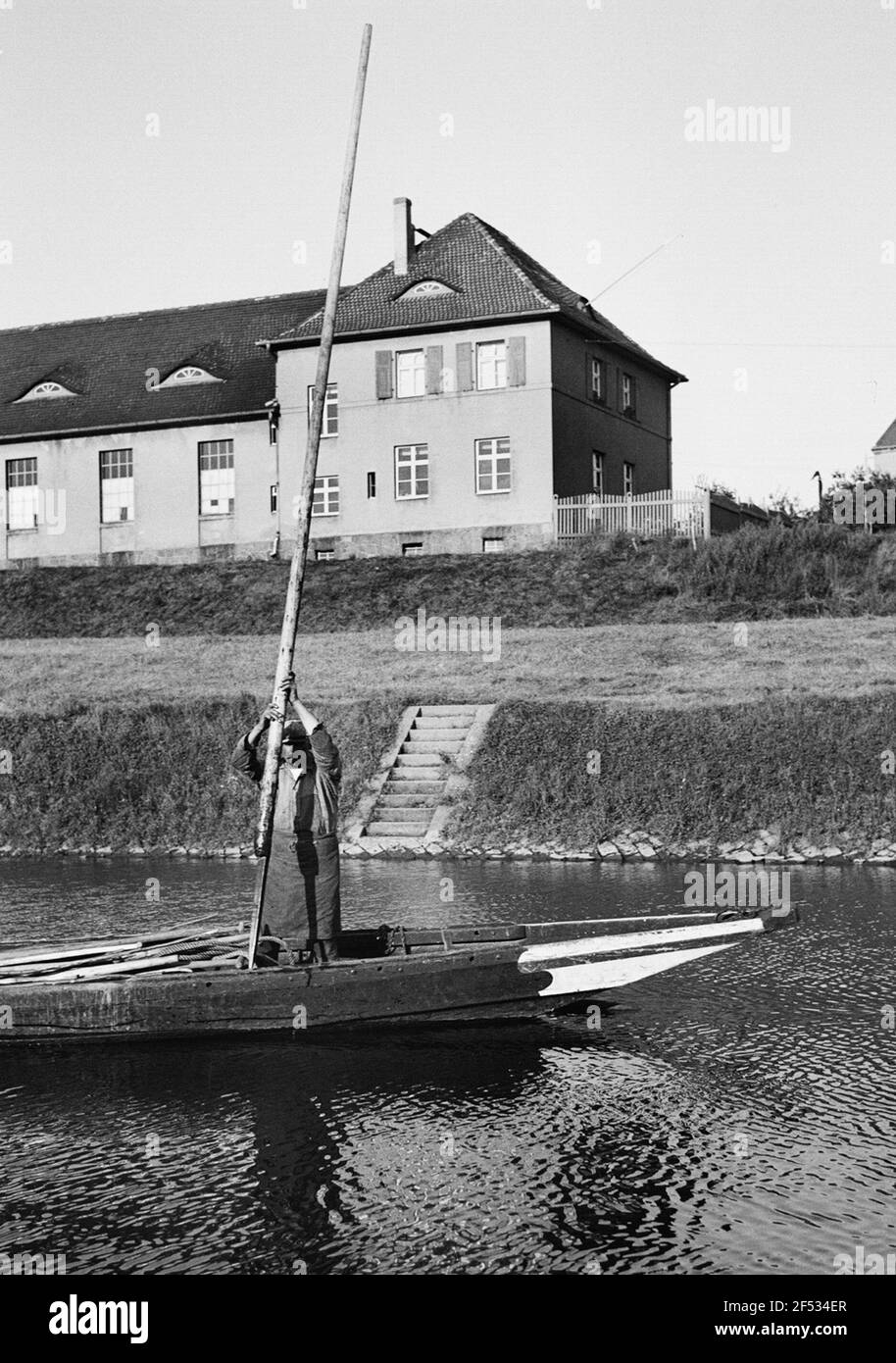 L'operaio (Vermaler) solleva i topi di Malses l'operaio (Vermaler) solleva la Miceway overboard Foto Stock