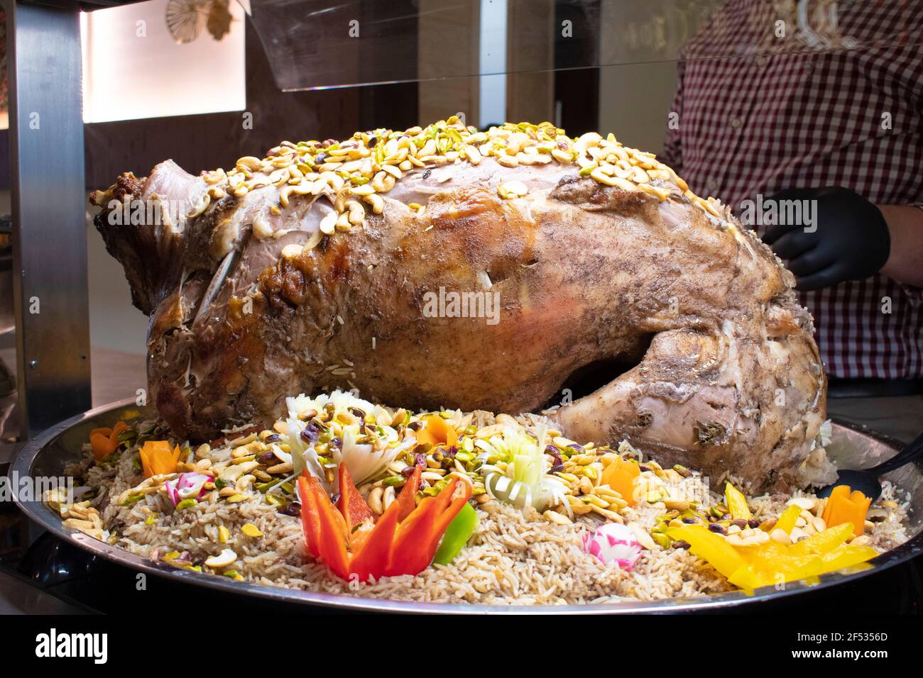 Kabsa, Kabsah è una famiglia di piatti a base di riso misti che provengono dall'Arabia Saudita, ma è comunemente considerata come un piatto nazionale in molti stati arabi della Th Foto Stock