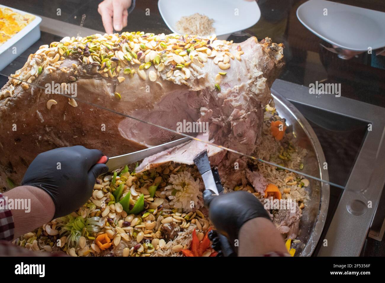 Kabsa, Kabsah è una famiglia di piatti a base di riso misti che provengono dall'Arabia Saudita, ma è comunemente considerata come un piatto nazionale in molti stati arabi della Th Foto Stock