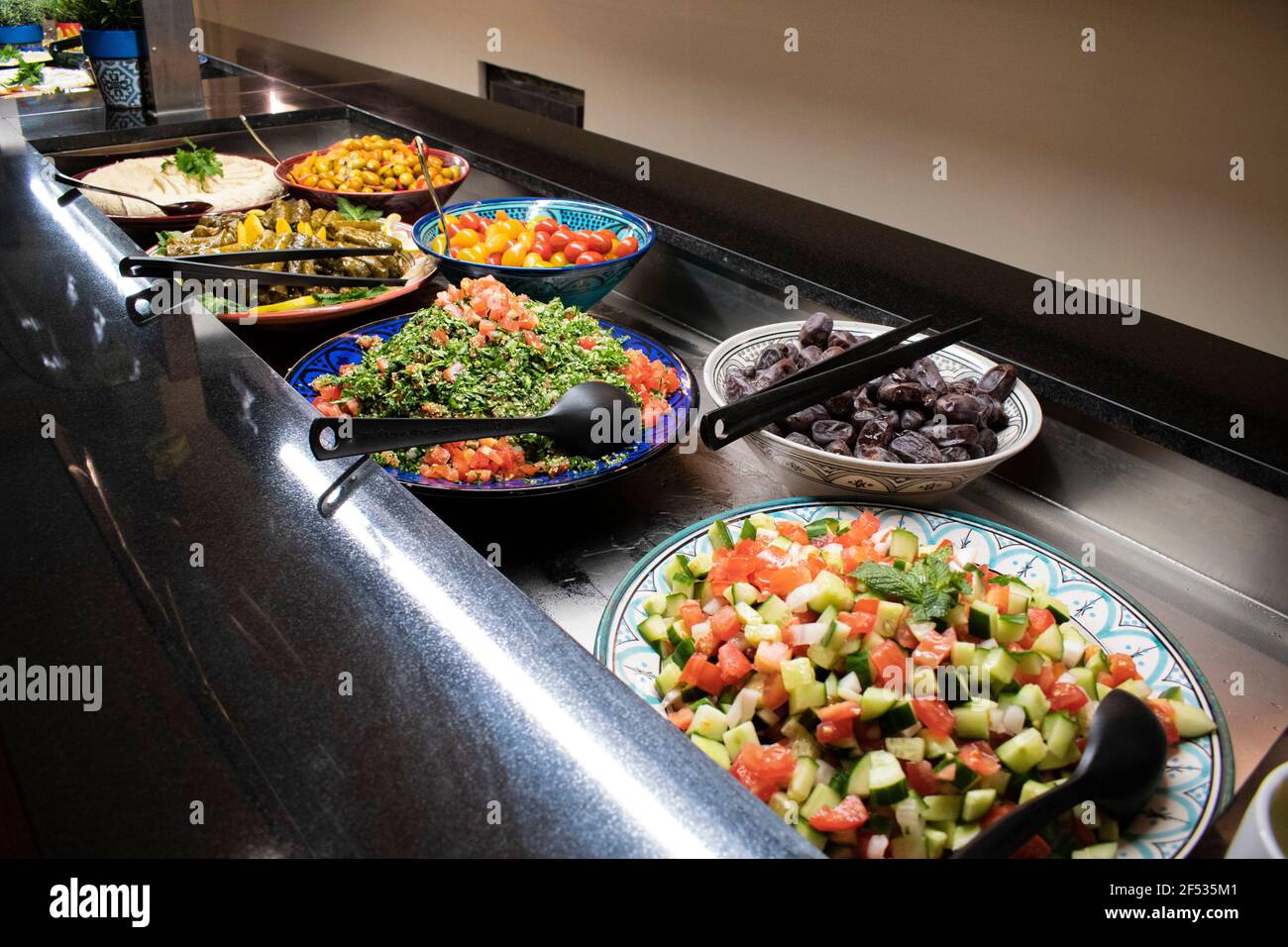 Un buffet Arabo con buffet di cibo orientale, posto sul lato un'area pubblica dove i commensali si servono Foto Stock