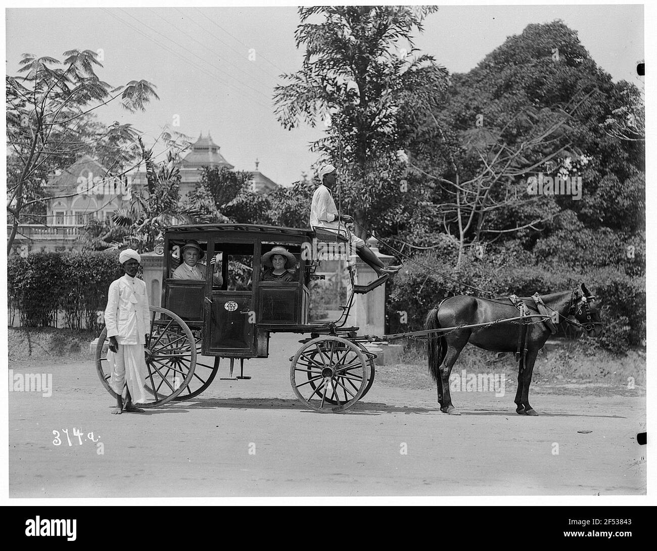 Rangonn, Birmania. Coppia turistica in posa in carrozza trainata da cavalli con pullman nativo e compagno su una strada Foto Stock