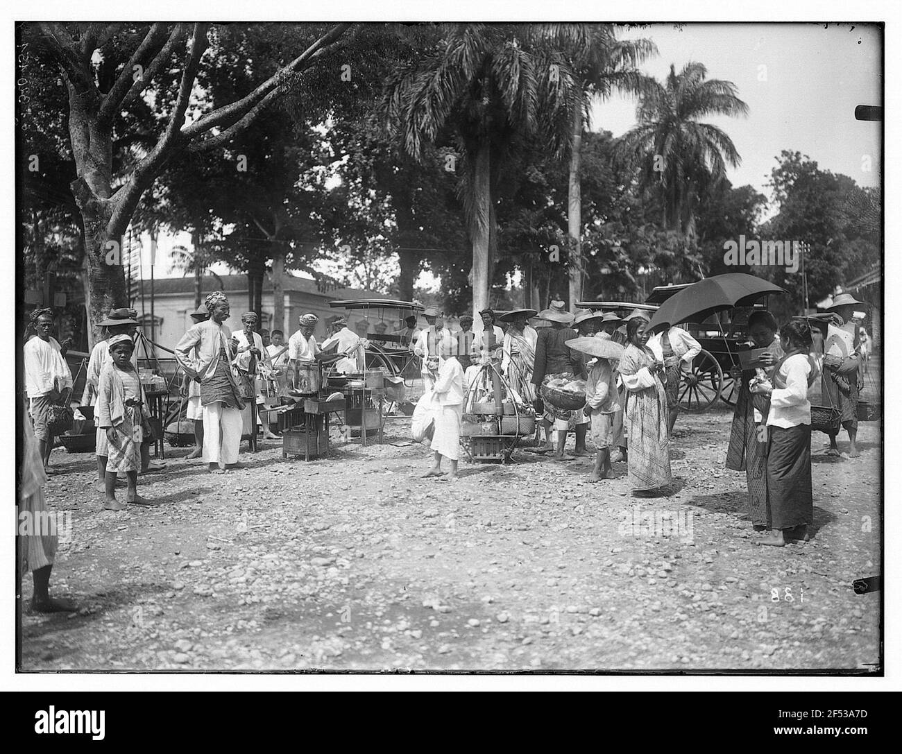 Buitenzorg (Bogor), Java / Indonesia. Locali su un mercato con bancarelle e ristoranti di strada Foto Stock