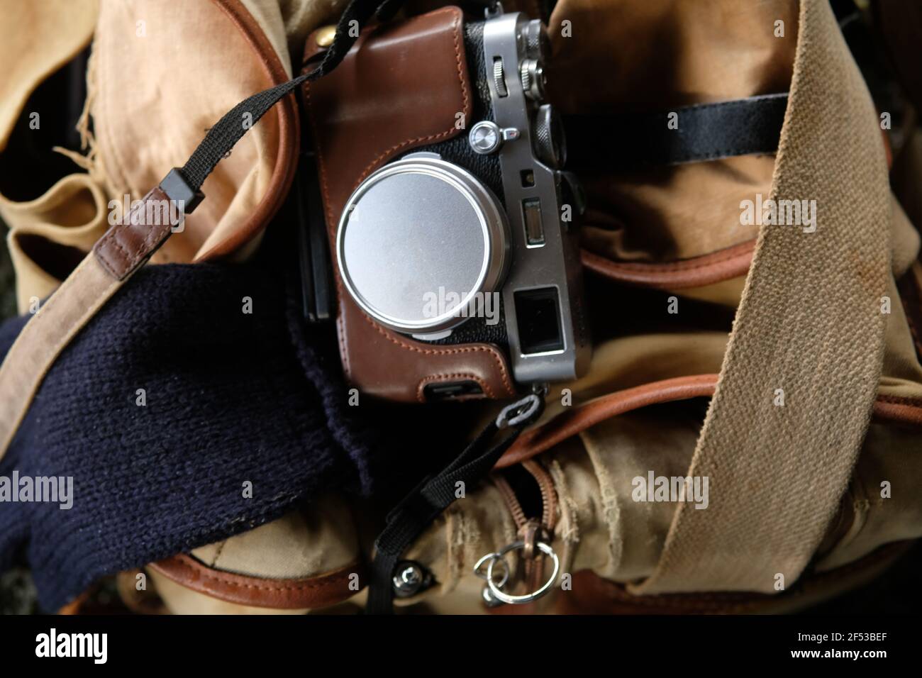 Dicembre 2020 - UN classico Fuji Fujifilm, X100F in cima Una vecchia borsa per fotocamera Billingham Foto Stock