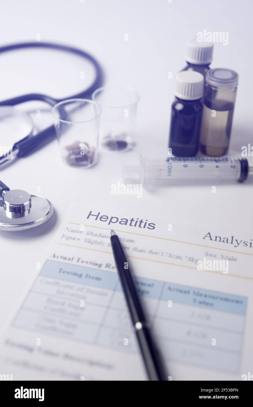 Hepatitis Labor test Paper or sheet written on it Hepatitis - analysis or medical test result concept. Foto Stock