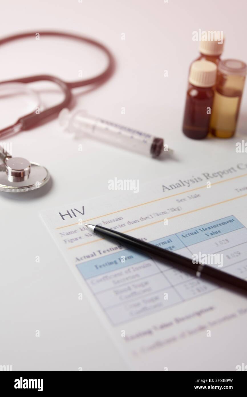 HIV or AIDS Labor result. Paper or sheet written on it HIV - analysis or medical test result  concept Foto Stock