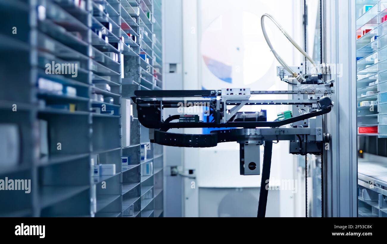 Moderno magazzino farmacia e mani robot stanno organizzando e immagazzinare i farmaci in una farmacia Foto Stock
