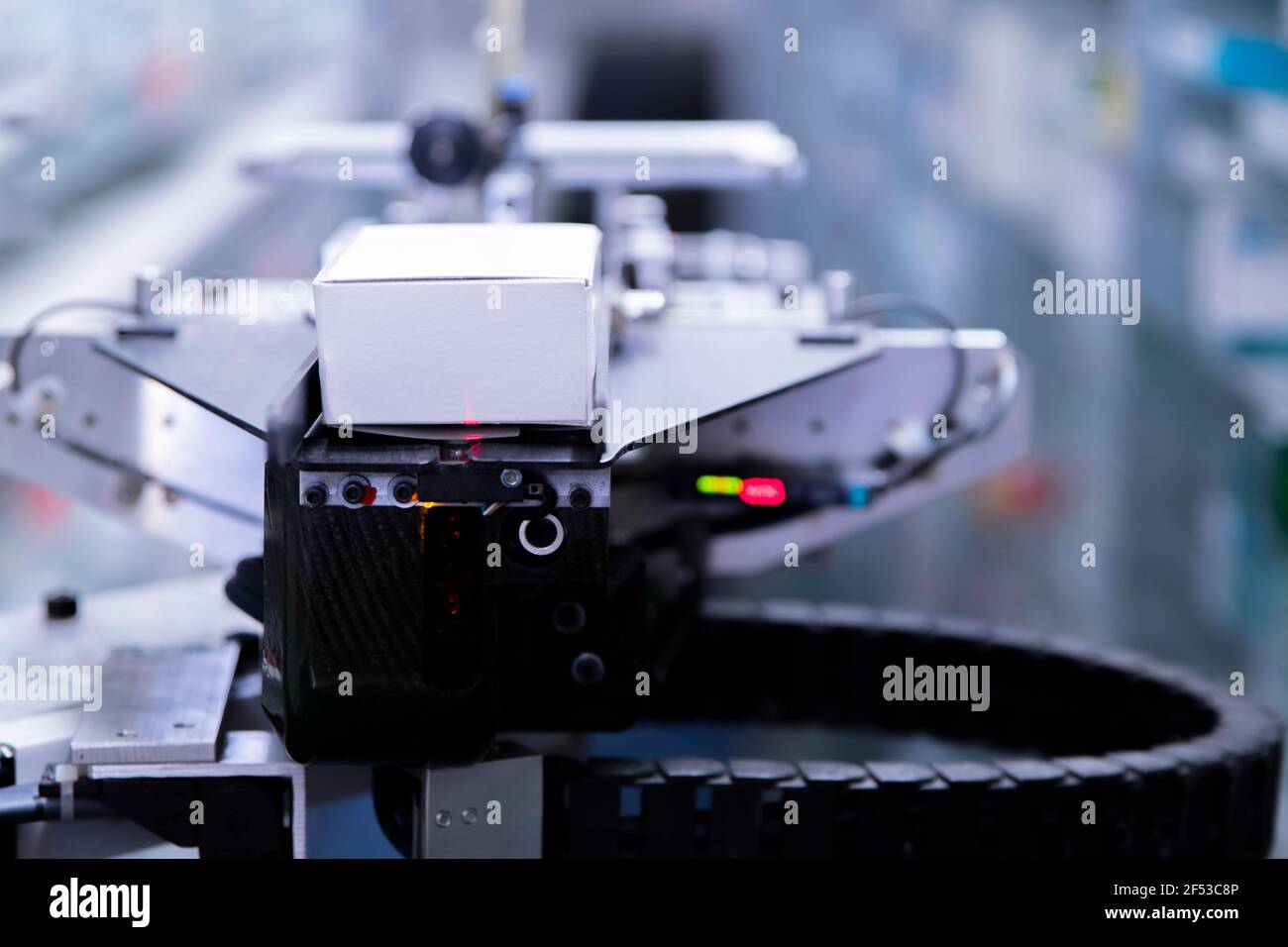 Moderno magazzino farmacia e mani robot stanno organizzando e immagazzinare i farmaci in una farmacia Foto Stock