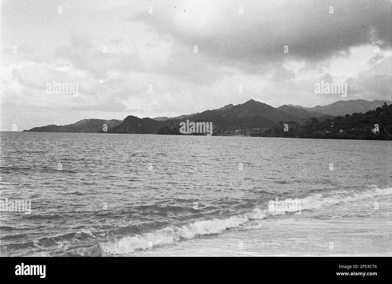 Foto di viaggio Caraibi. Trinidad. Paesaggio costiero con spiaggia e montagne Foto Stock