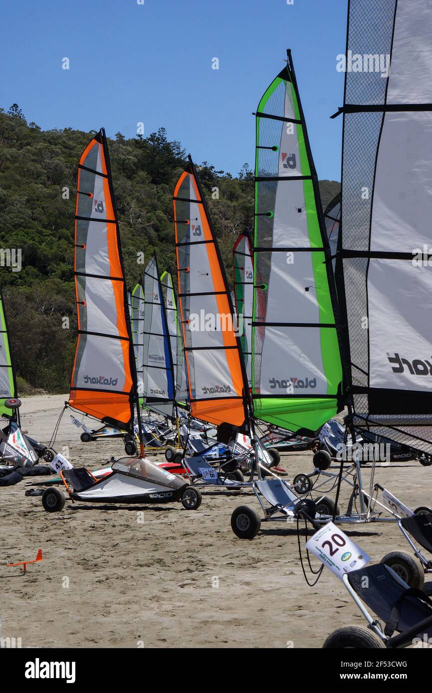 Colorati yacht a vela terra parcheggiati sulla spiaggia a Queensland, Australia, orientamento verticale. Foto Stock