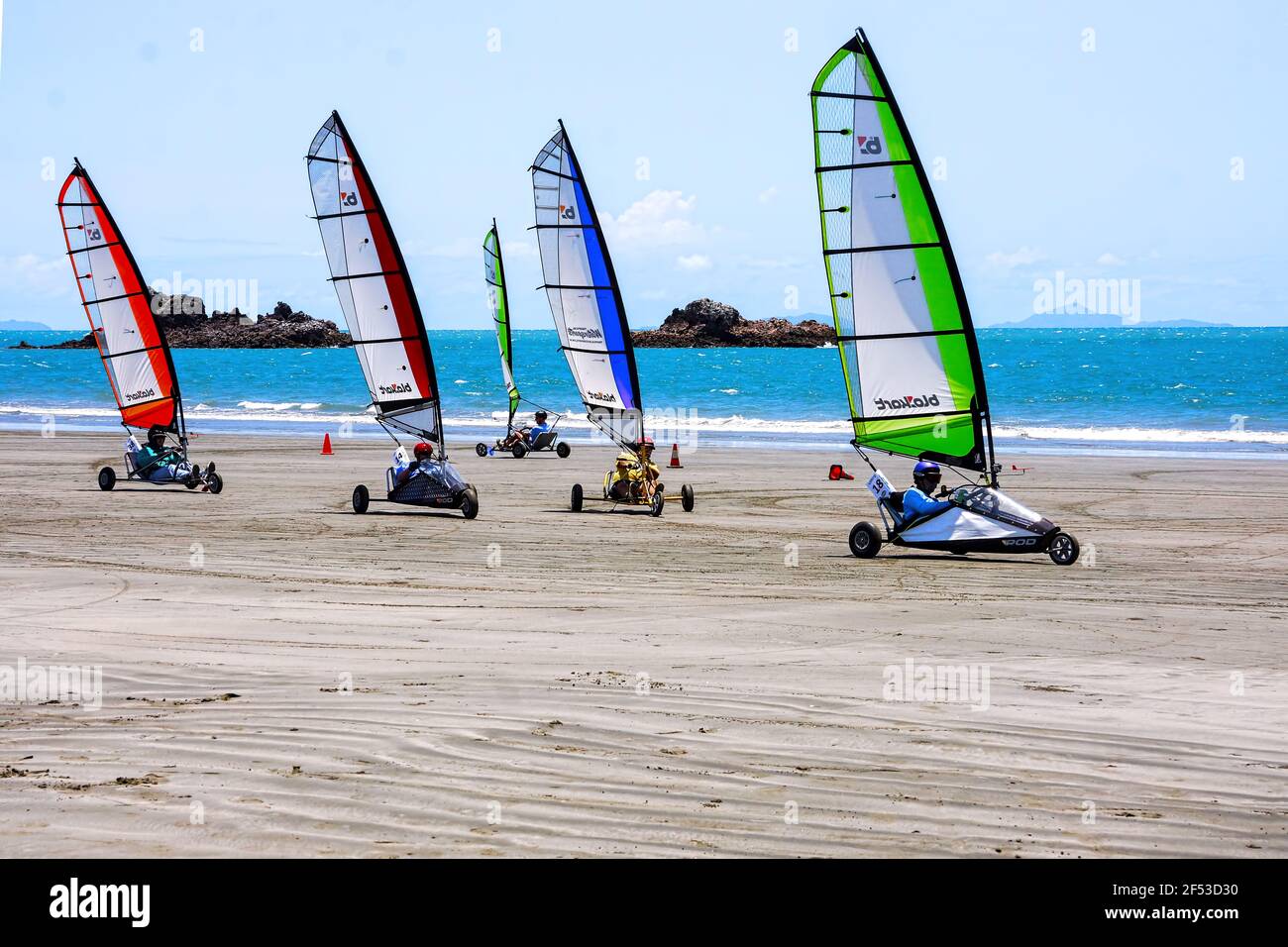 Blokarts o yacht a vela che corrono sulla sabbia su uno splendido sfondo tropicale a Queensland, Australia. Foto Stock