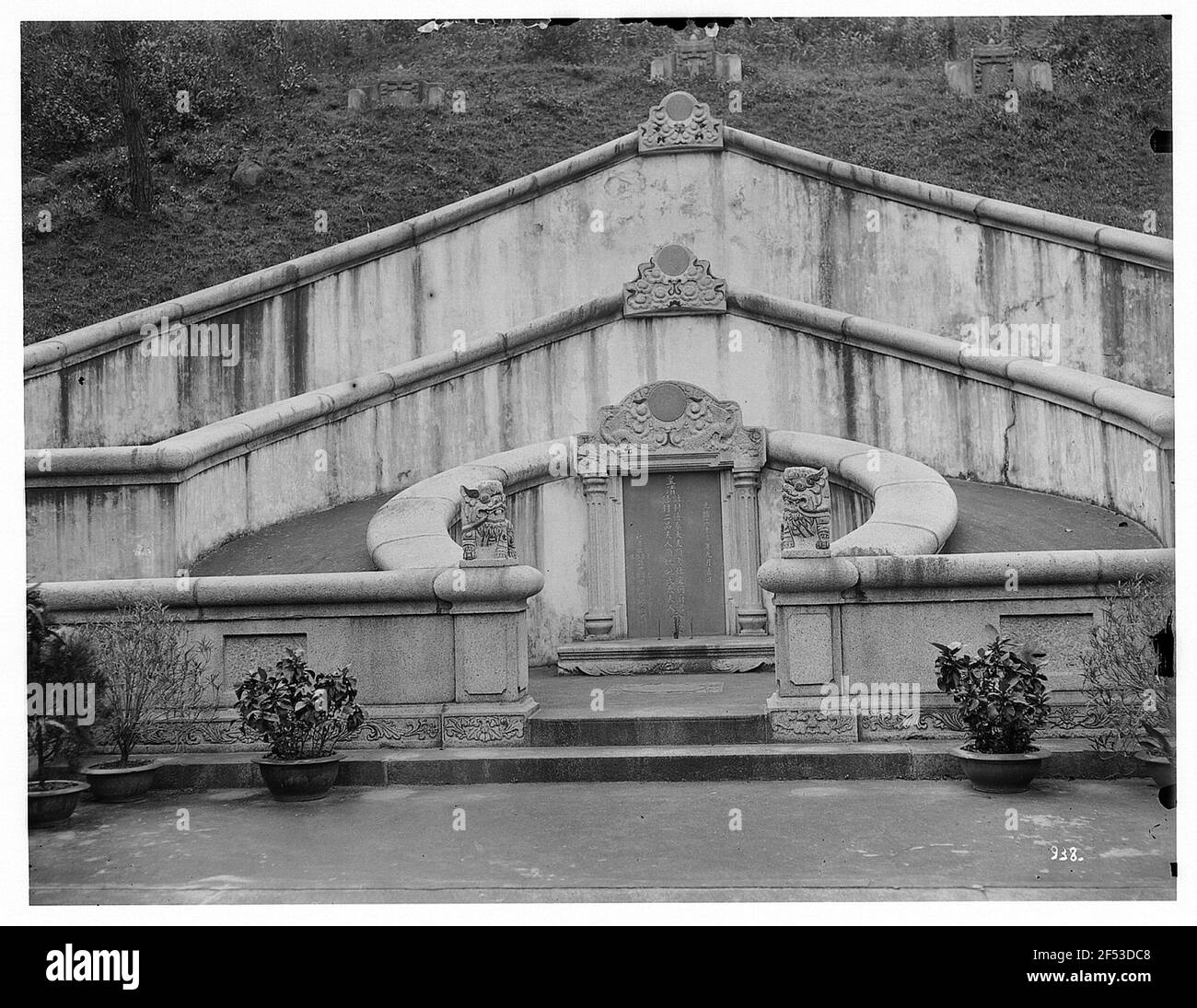 Hong Kong. Sistema cinese delle tombe. Situazione di input a forma di gradino con portale a colonna e statue di leoni Foto Stock