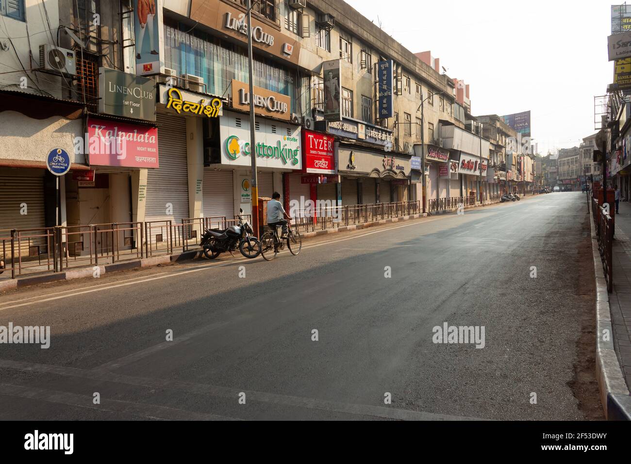 Vicino strada vuota di Pune durante pandemia, Lakshmi strada, Pune, Maharashtra, India. Foto Stock