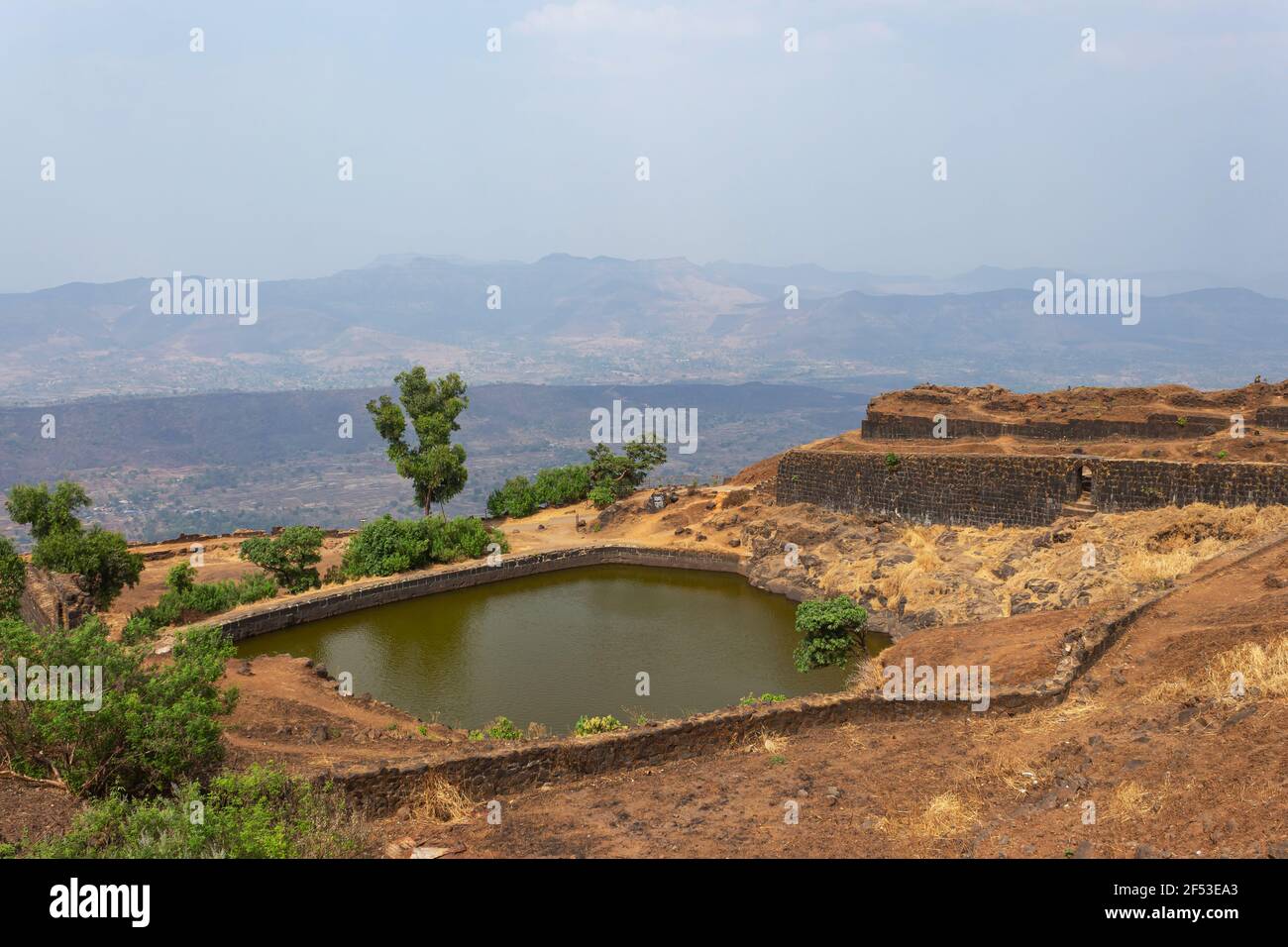 Vista completa del lago di Padmavati o di Padmati Talav dalla cima, forte Rajgad, Pune, Maharashtra, India. Foto Stock