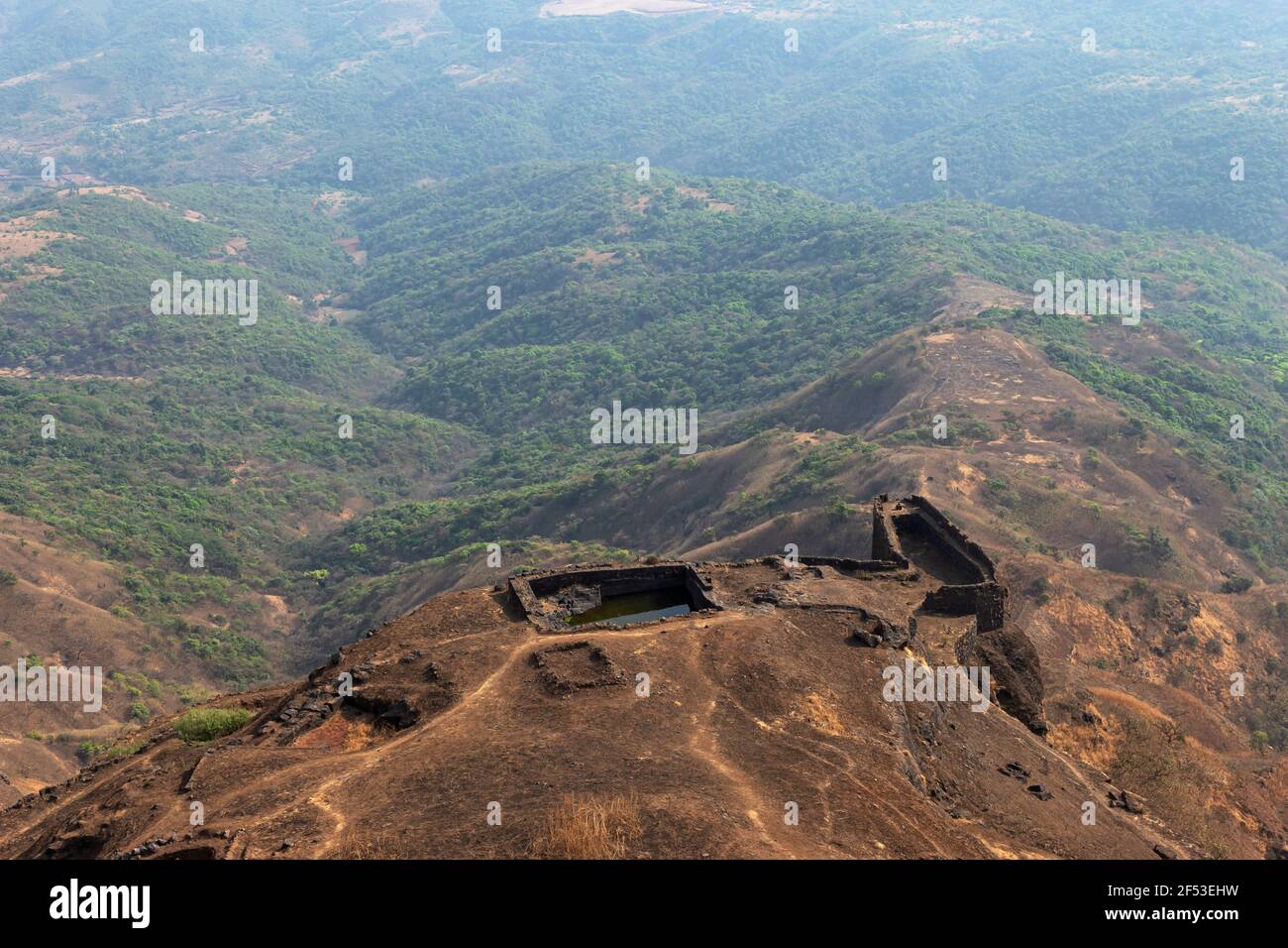 Bordo del forte con i corpi d'acqua dalla cima di Suvela Machi, forte di Rajgad, Pune, Maharashtra, India. Foto Stock