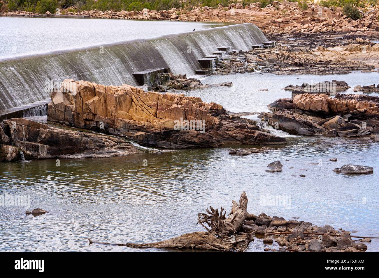 Il canale di versamento presso Charters Towers Weir sul fiume Burdekin, Queensland, Australia, che fornisce acqua alla città e all'area circostante. Foto Stock